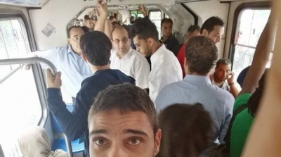 بالصور : وزير النقل يستقل المترو 