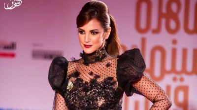 مهرجان القاهرة السينمائي: درة زروق تتألق بفستان أسود لإعلان الحداد على محمود عبد العزيز   