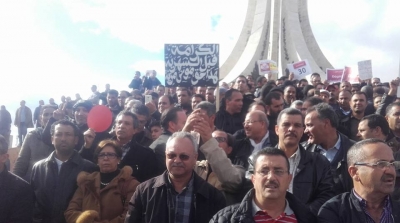 في وقفة احتجاجية امام وزارة التربية : الاساتذة و المعلمين يصفون ناجي جلول بالحثالة 