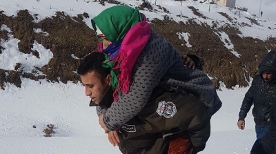 بالصور : عون حرس يحمل امرأة مسنة على ظهره في ساقية سيدي يوسف 