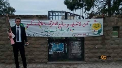 قليبىة : شاب يطلب يد حبيبته امام المعهد الذي تدرس فيه بطريقة رومانسية (صور)