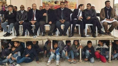 صورة اطفال يجلسون تحت منصة مهرجان مطماطة تثير جدلا 