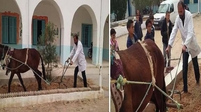  بوحجلة : معلم يقدم درسا تطبيقيا و هو حافي القدمين 