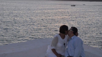 نعمان الفهري في لحظات رومانسية مع زوجته بمناسبة عيد الامهات (صور)