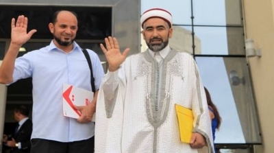 بعد تعرضه للاعتداء بالعنف : عادل العلمي يؤكد انه سيواصل حملته الاخلاقية على المقاهي و ستطال برامج تلفزية