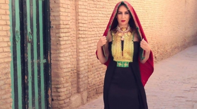 شرطة الموضة : مريم بن حسين جذابة و متألقة في لباس الجنوب التونسي 