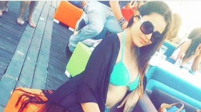 سلمى محجوبي بالبيكني على شاطئ البحر (صورة)