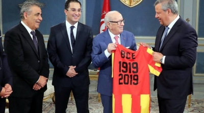 بالصور : السبسي يستقبل لاعبي فريق الترجي التونسي