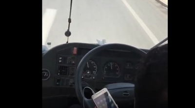 بالفيديو : يقود حافلة تونس- المرسى و يحادث حبيبته عبر الواتساب 