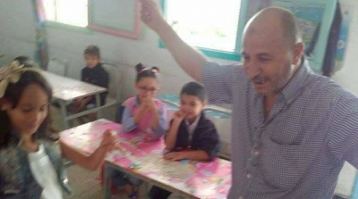 معلم يستقبل تلاميذه بالغناء و الرقص في اول يوم دراسي (صور)