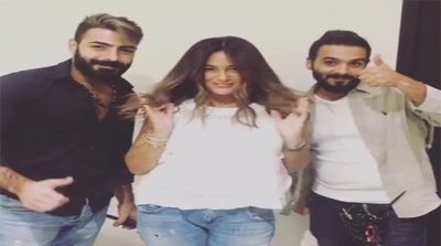 هند صبري تستعرض لون شعرها الجديد