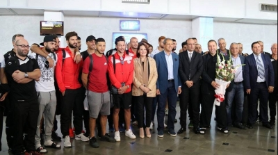 استقبال بالورود للمنتخب الوطني في مطار تونس قرطاج 