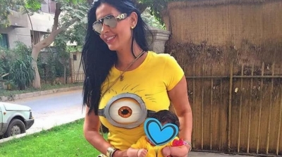ساندي في صور جديدة مع ابنتها 