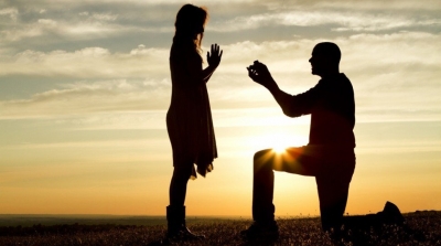 صفاقس : شاب يتقدم لطلب يد حبيبته بطريقة رومانسية (فيديو)