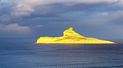 في ظاهرة طبيعية نادرة : جزيرة في بنزرت تتحول الى اللون الذهبي 