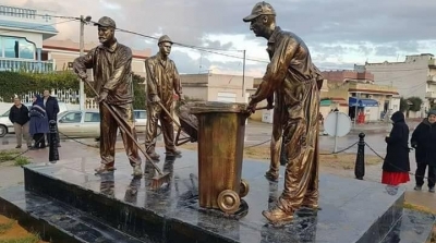 تدشين مجسم لعمال نظافة في مدخل منزل جميل ببنزت (صور)