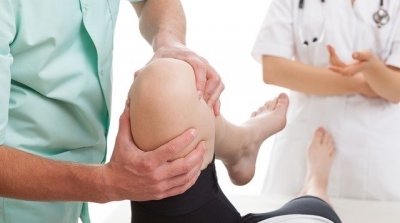 توزر : مختصة في العلاج الطبيعي بحزوة تؤمن العلاج المجاني لابناء منطقتها 