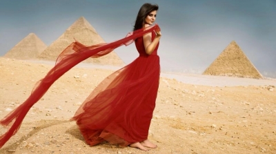 رشا بن معاوية تحتفل بعيد الحب في سفح الاهرامات (صور)