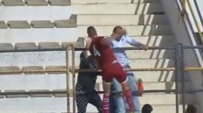 لاعب امل حمام سوسة يلقي حجارة على الجماهير في المدارج (فيديو)