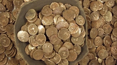 القيروان : شاب يعثر على قطع اثرية ذهبية خلال حفره لقبر والده 