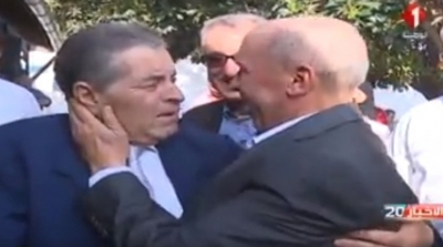 يجمع معليميه بعد 50 سنة و يكرمهم في طبربة (فيديو)