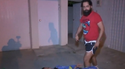 بالفيديو : احمد الاندلسي يعتدي على مقدم فقرة هل ''تعلم'' في برنامج حكايات رمضان 