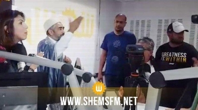 عادل العلمي يقتحم مقر اذاعة شمس ويعتدي على العاملين ويُكفرهم