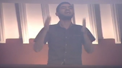 طالب يحتج ضد وزير التعليم العالي خلال الجلسة المخصصة لمسائلته في البرلمان 