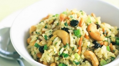 دبارة اليوم : ارز بالفاكية مع طاجين ورقة و زوزة للتحلية 
