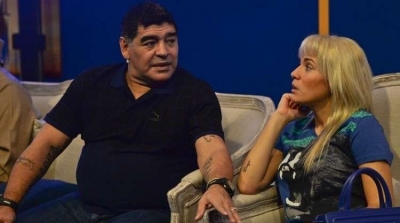 مارادونا يتزوج شابة تصغره 30 عاما