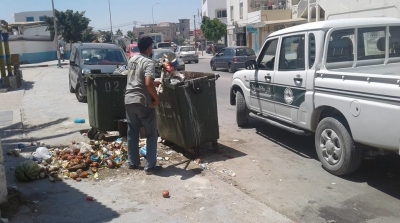 الشرطة البيئية تجبر احد ''البرباشة'' على تنظيف محيط حاوية فضلات (صور)