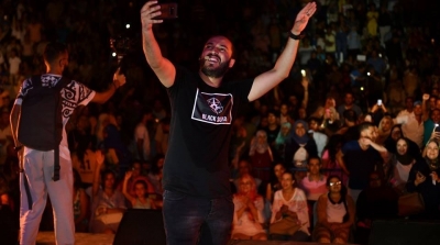 كريم الغربي يشعل مسرح جربة بمسرحية ماهوش موجود