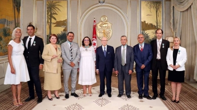 منح وسام الجمهورية لأعضاء لجنة الحريات الفردية والمساواة