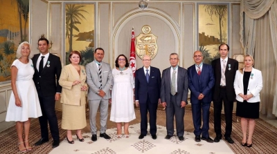 Beji Caid Essebsi  décore les membres de la COLIBE