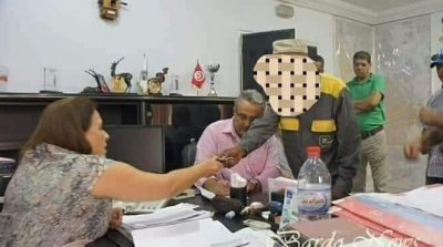 رئيسة بلدية باردو تعطي مساعدة مالية لعون النظافة تثير الجدل  (صور)