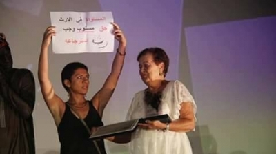 مشاركة بالمهرجان الدولي لفيلم الهواة في قليبية ترفع لافتة تضمنت سب الجلالة