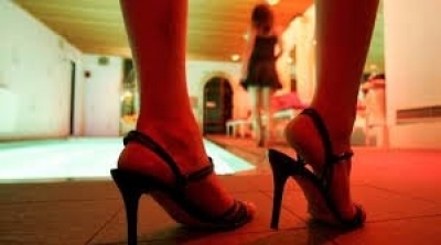 الكشف عن وكر للدعارة في العاصمة