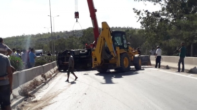 اريانة : انقلاب شاحنة تنقل مواد مدرسية في منحدر النحلي 