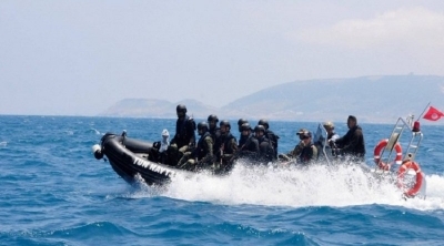 جيش البحر ينقذ 8 'حراقة' جزائريين قرب جالطة