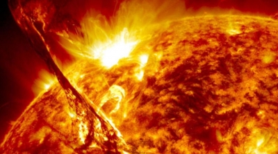 عاصفة شمسية تضرب الكرة الارضية 