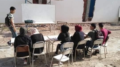 بوحجلة: أساتذة يدرسون في الساحة تحت أشعة الشمس (صور)
