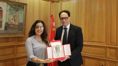 وزير الثقافة يمنح الفنانة لطيفة العرفاوي 'درع ابن خلدون' (صور)
