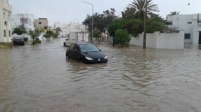 بني خلاد : إنقاذ امرأتين علقت سيارتهما جراء ارتفاع منسوب المياه 