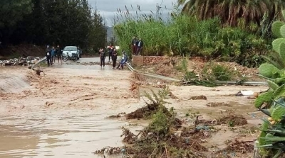 مياه الامطار تغمر المنازل وتقطع الطرقات في القصرين (فيديو)