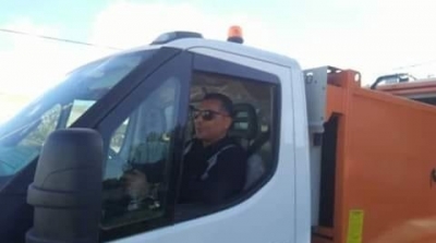 سوسة: رئيس بلدية يقود شاحنة رفع الفضلات بعد خروج السائق في عطلة مرضية