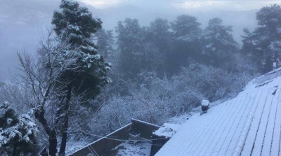 عين دراهم تكتسي حلة بيضاء (صور) 