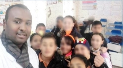 صفاقس : ايقاف وليّة تعمدت الإعتداء العنصري على معلم 