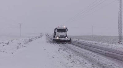 Chutes de neige : les efforts se poursuivent pour dégager les routes à Hidra et El Ayoun