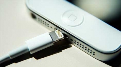 القصرين : صاحب مقهى يوفر مولد كهربائي بالبنزين للأهالي لشحن هواتفهم