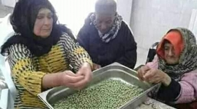 مركز المسنين بالقيروان : تقشير ''الجلبانة'' نشاط ترفيهي 